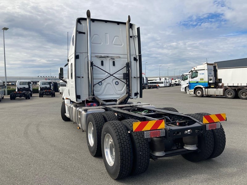 freightliner cascadia 126 844907 015