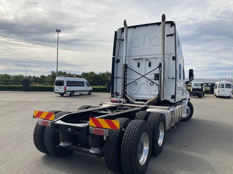 freightliner cascadia 126 844907 017