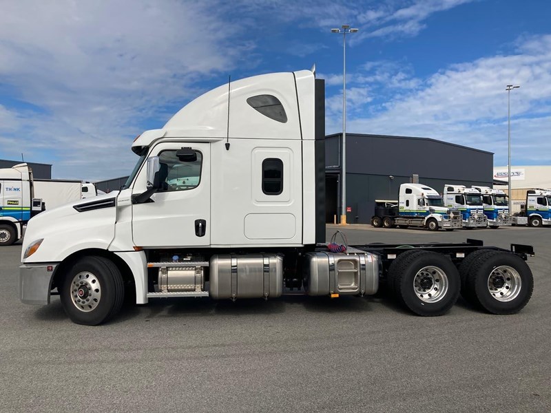 freightliner cascadia 126 844907 011