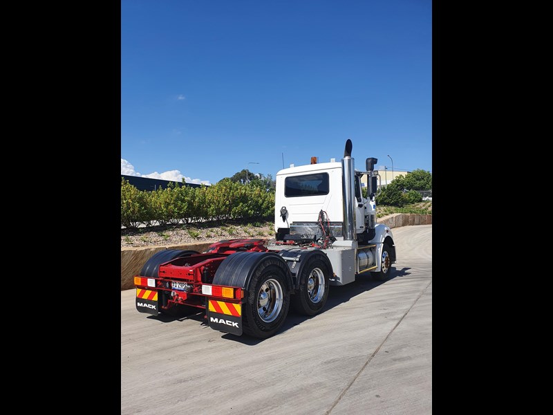 mack trident 811101 015