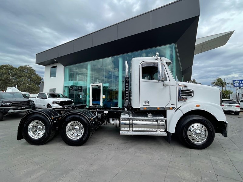 freightliner coronado 122 860131 017