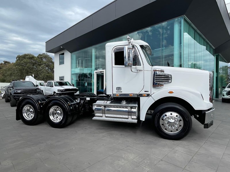 freightliner coronado 122 860131 009