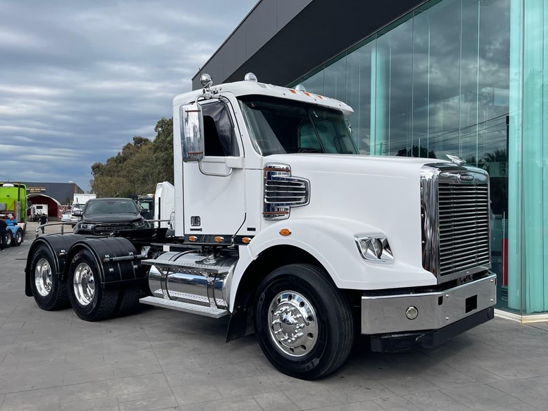 freightliner coronado 122 860131 001