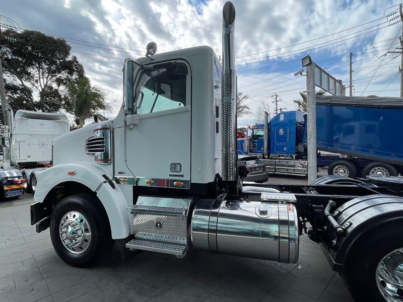 freightliner coronado 122 860131 035