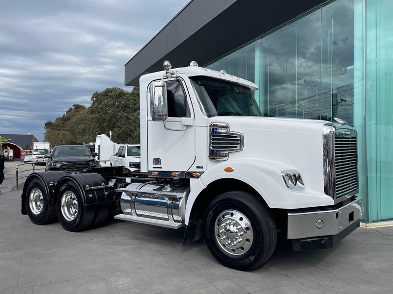 freightliner coronado 122 860131 003