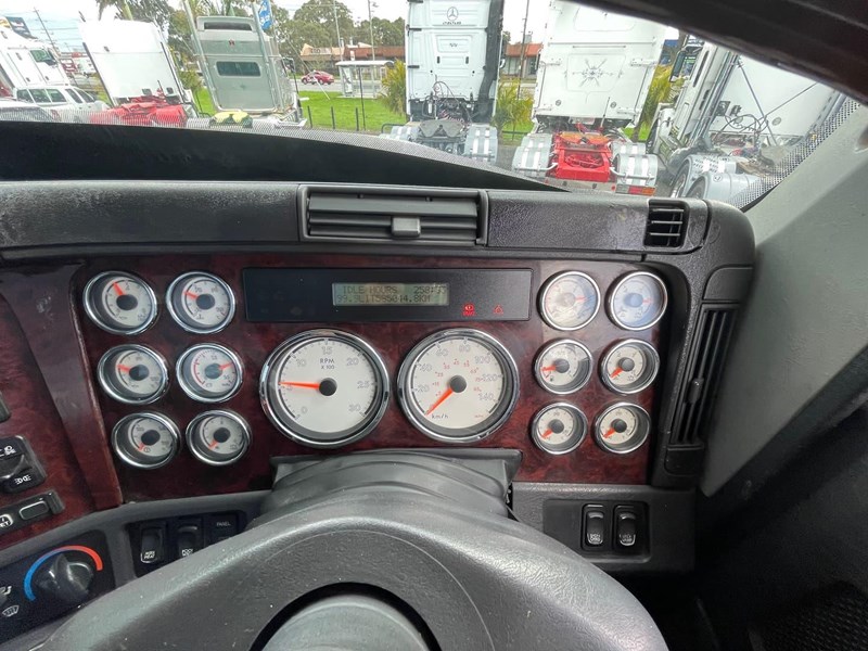 freightliner coronado 122 860131 049