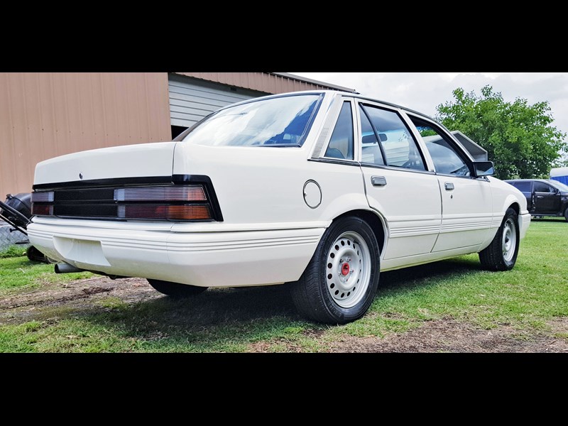 holden commodore 867395 001
