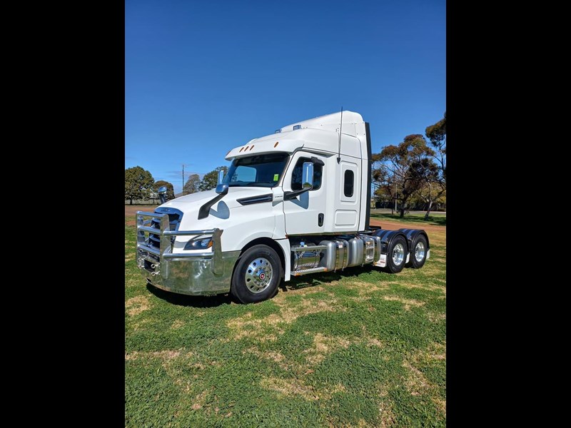 freightliner cascadia 856314 001