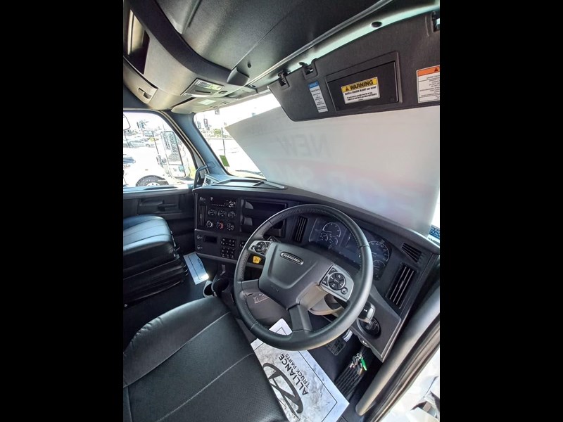 freightliner cascadia 856314 023