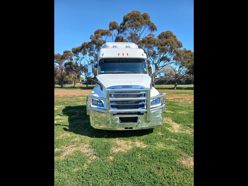 freightliner cascadia 856314 003