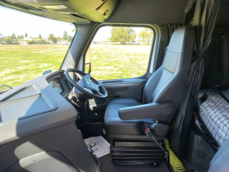 freightliner cascadia 856314 025