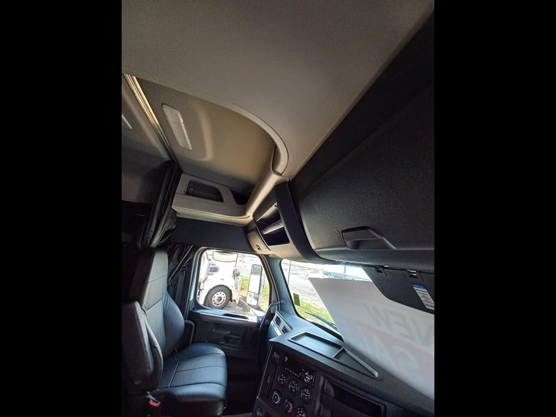 freightliner cascadia 856314 027