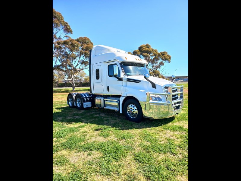 freightliner cascadia 856314 005