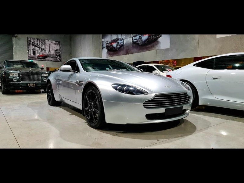 aston martin v8 867554 001