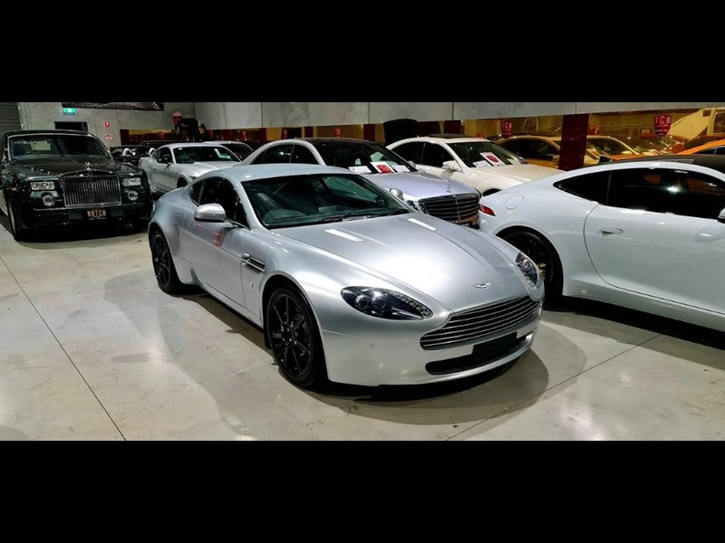 aston martin v8 867554 003