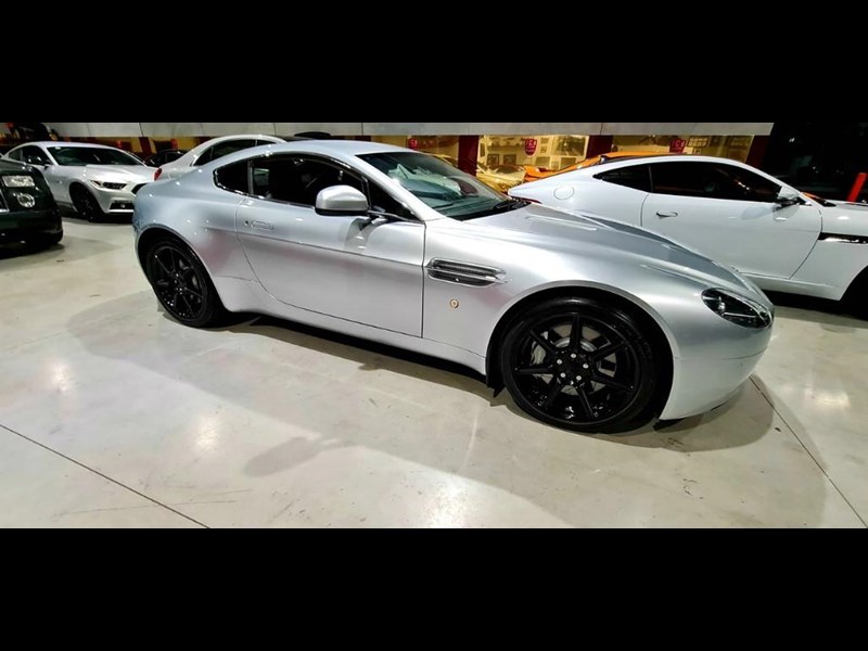 aston martin v8 867554 009