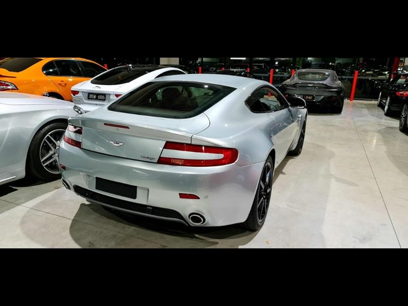 aston martin v8 867554 019