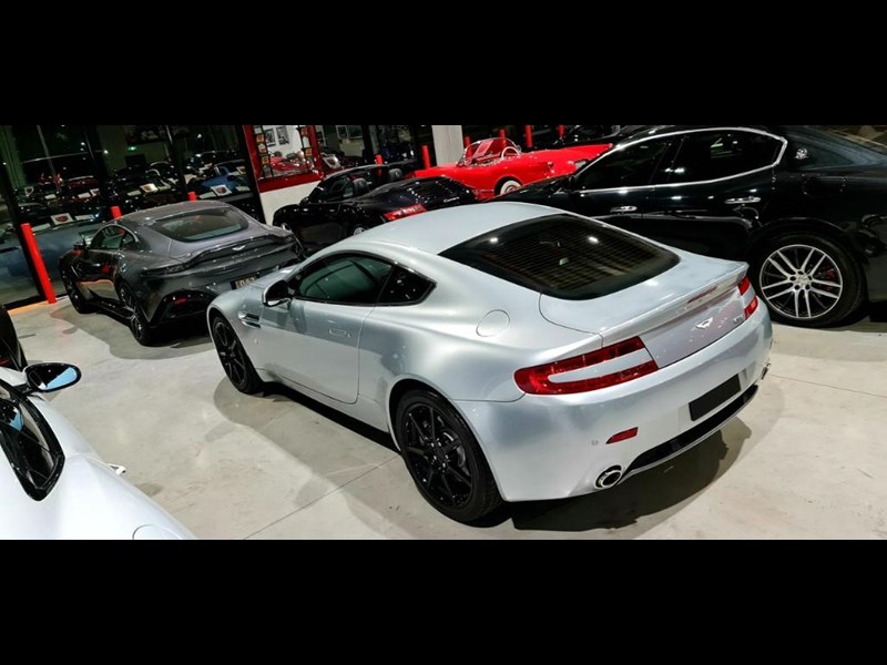 aston martin v8 867554 025