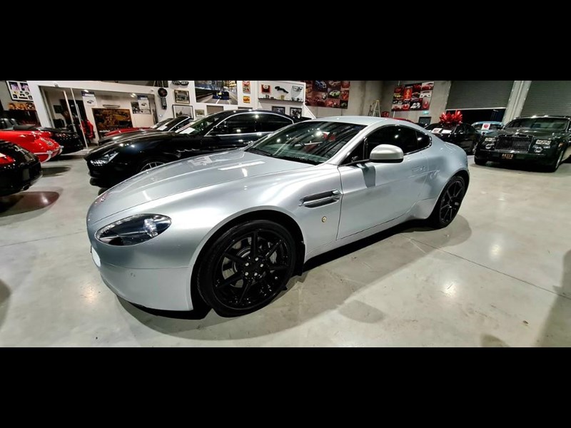 aston martin v8 867554 035