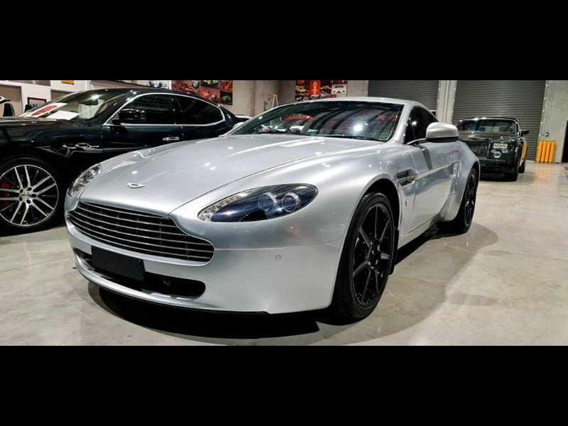 aston martin v8 867554 037