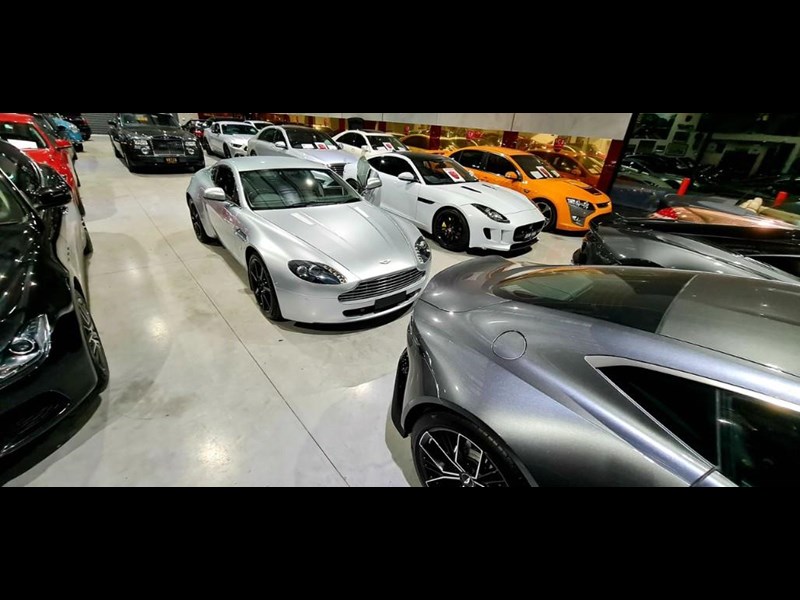 aston martin v8 867554 065