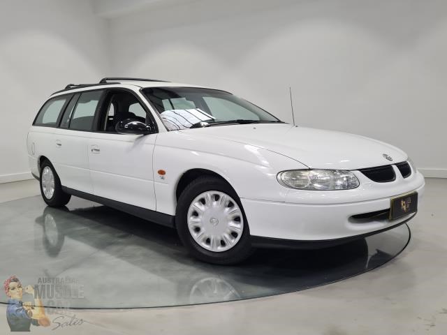 holden commodore 868318 001