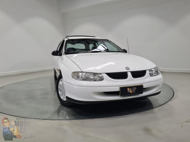 holden commodore 868318 007