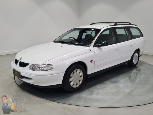 holden commodore 868318 021