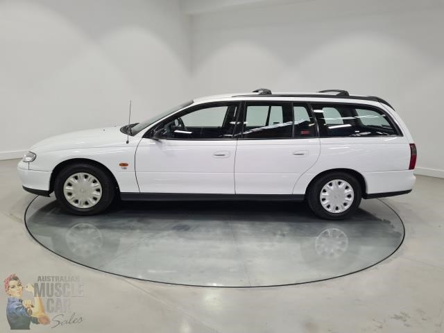 holden commodore 868318 027