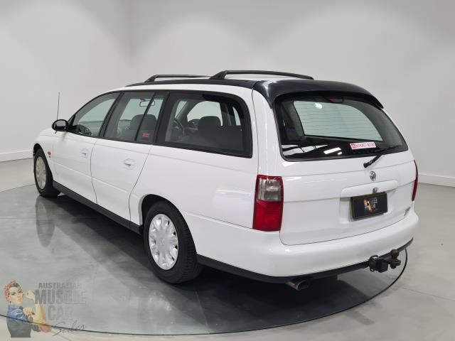 holden commodore 868318 035