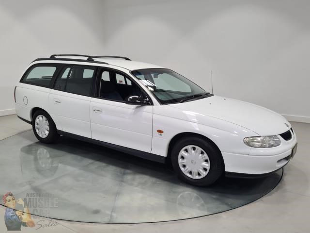 holden commodore 868318 011