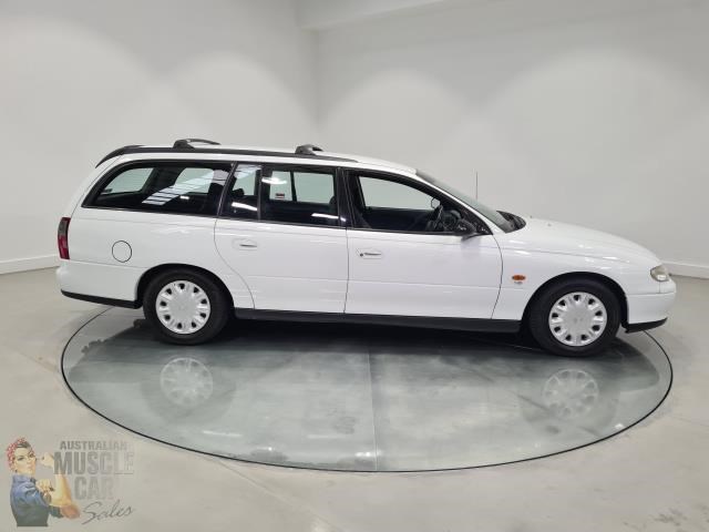 holden commodore 868318 013