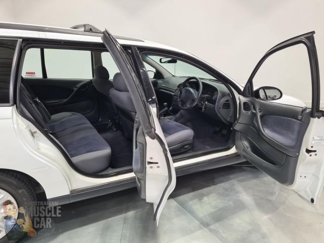 holden commodore 868318 061