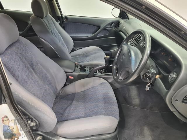 holden commodore 868318 065