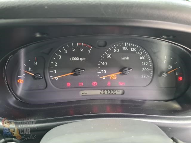 holden commodore 868318 071