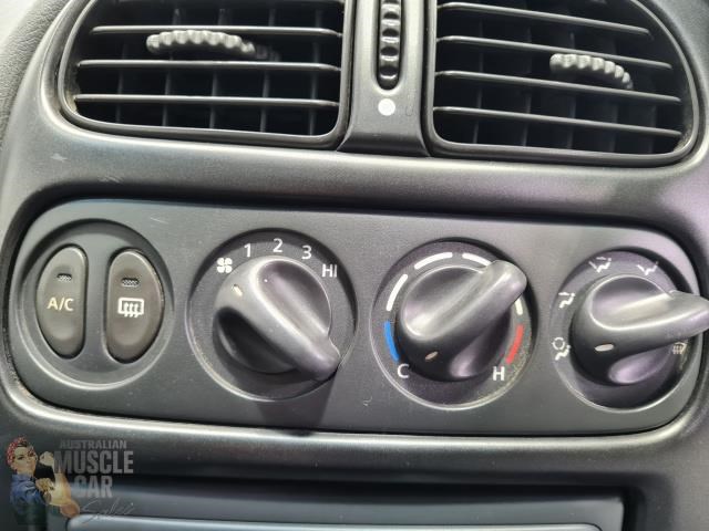 holden commodore 868318 075