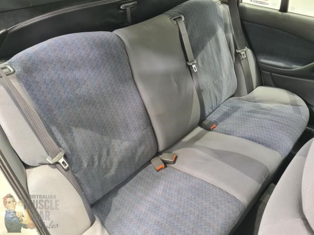 holden commodore 868318 083