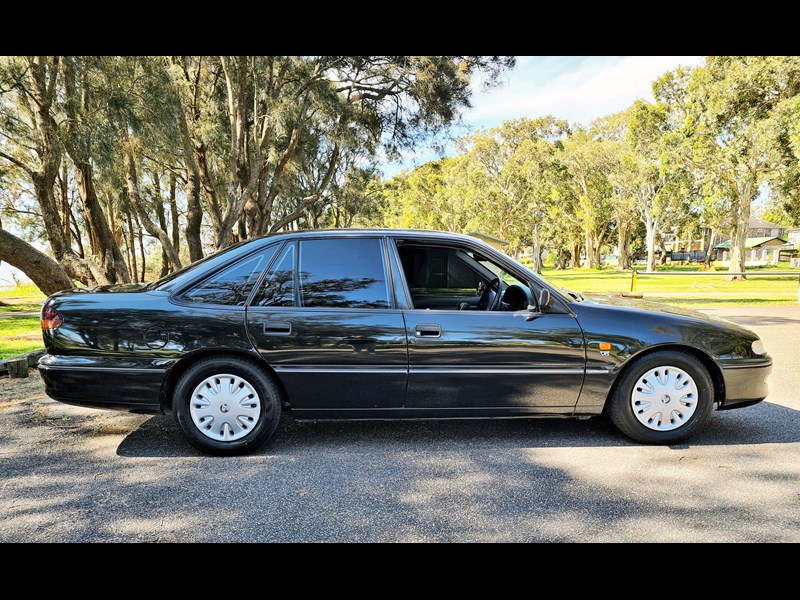 holden commodore 871187 001