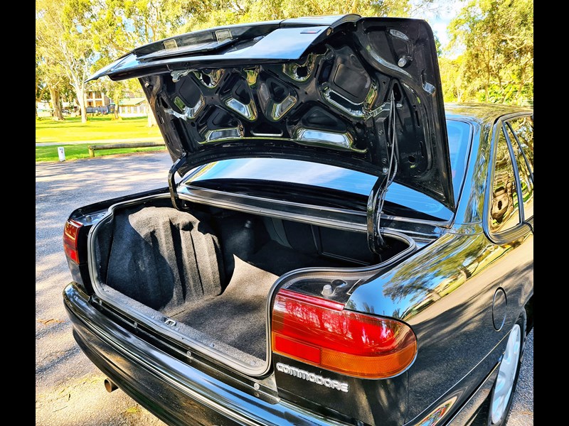 holden commodore 871187 027