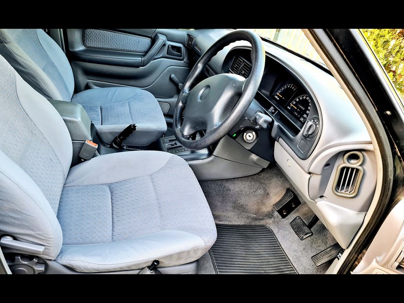 holden commodore 871187 049