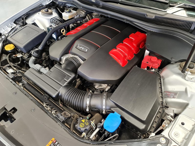 holden calais 867028 047