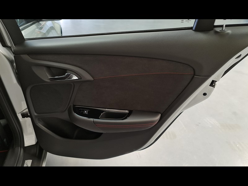 holden calais 867028 025