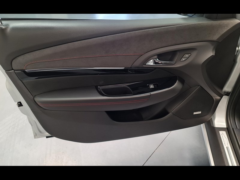 holden calais 867028 027