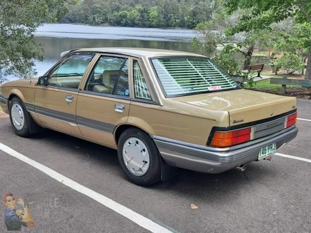 holden commodore 868449 021