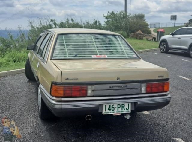 holden commodore 868449 015