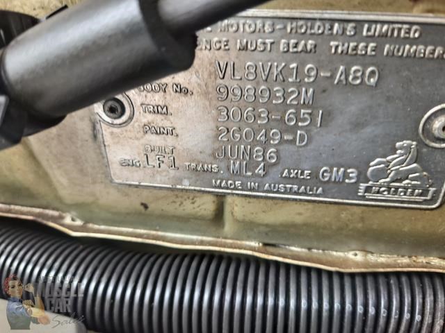 holden commodore 868449 047