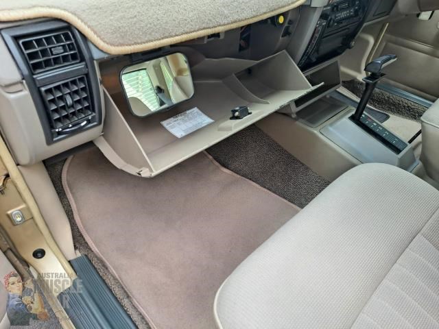 holden commodore 868449 073
