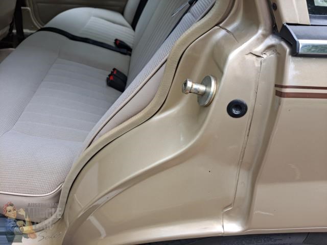 holden commodore 868449 079