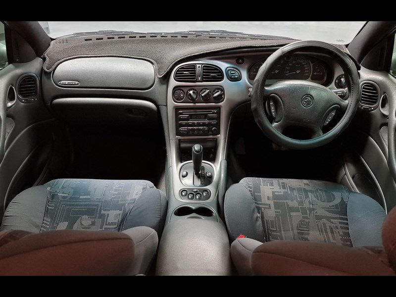 holden commodore ss 867042 011