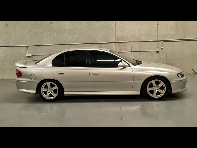 holden commodore ss 867042 003